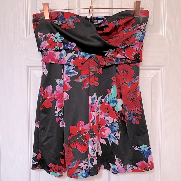 floral 2 piece outfit, size medium - Picture 3 of 7